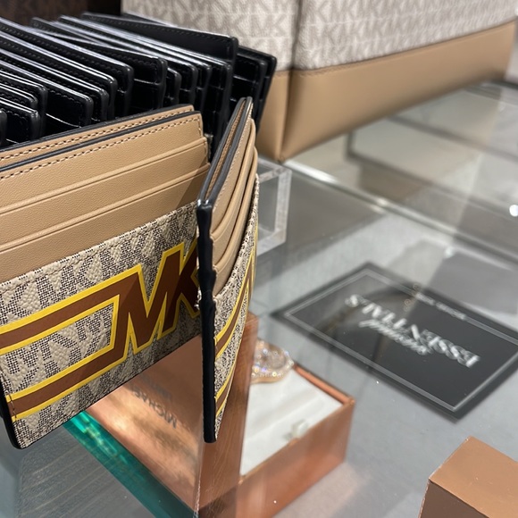 MICHAEL KORS MENS
Cooper Graphic Logo Tall Card Case
36S3LCOD2B
COLOR:Yellow
NWT - Picture 4 of 16